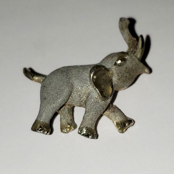 Elephant Pin Brooch Women's Metal Textured Vintage Costume Jewelry Collectible - Picture 1 of 8